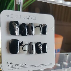 Black & Silver Press-On Nails Set